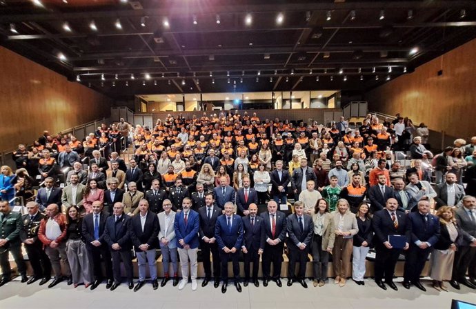 El presidente de la Diputación de Málaga, entre otros, durante el acto de reconocimiento a las agrupaciones de voluntarios, entidades y personas por su contribución en materia de prevención, seguridad, salvamento y emergencias.