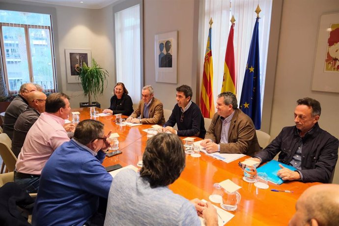 El 'president' de la Generalitat, Carlos Mazón, se reúne con representantes de las cofradías de pescadores de Alicante, Castellón y Valencia.