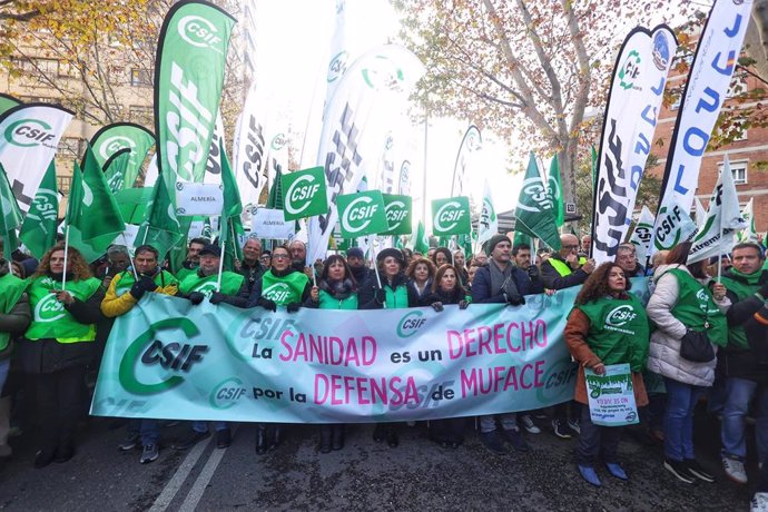 Decenas de personas durante una concentración, frente a la Dirección General de Muface de Madrid, a 14 de diciembre de 2024, en Madrid (España). 