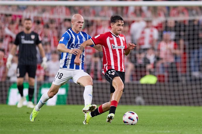 Archivo - Jon Guridi of Deportivo Alaves competes for the ball with Benat Prados of Athletic Club during the LaLiga EA Sports match between Athletic Club and Deportivo Alaves at San Mames on March 16, 2024, in Bilbao, Spain.