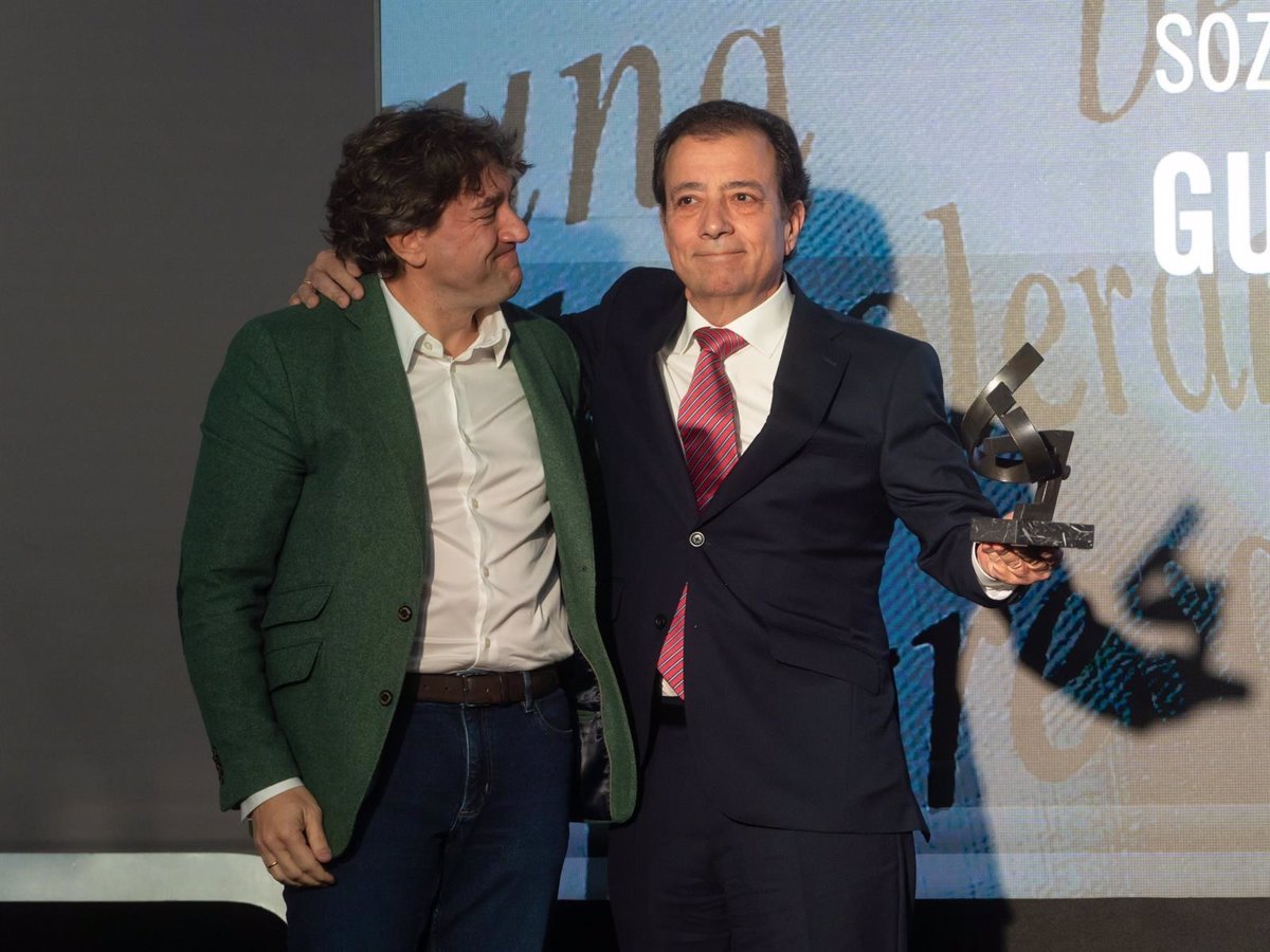 Fernández Vara recibe en San Sebastián el Premio Ramón Rubial a la Defensa de los Valores Socialistas