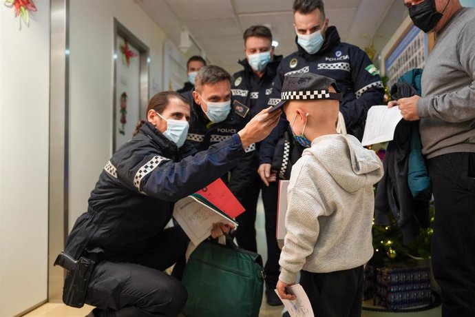 Un grupo de agentes de la Policía Local de Sevilla vistita los niños hospitalizados en el Virgen del Rocío.