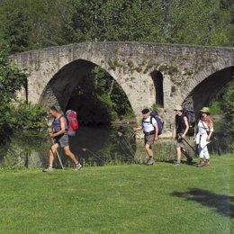 Peregrinos del Camino de Santiago junto al puente de la Magdalena.