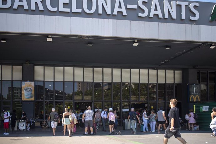 Archivo - Varias personas a las puertas de la estación de Barcelona-Sants, a 8 de agosto de 2022, en Barcelona (Catalunya)