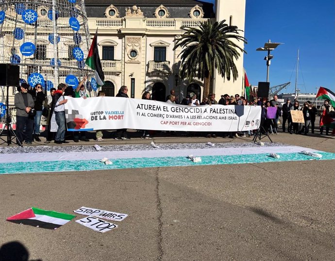 Imagen de la protesta frente al edificio del Reloj del Puerto de València bajo el lema "Stop vaixells de la mort. Aturem el genocidi a Palestina. Fi al comerç d'armes i a les relacions amb Israel. Cap port per al genocidi"