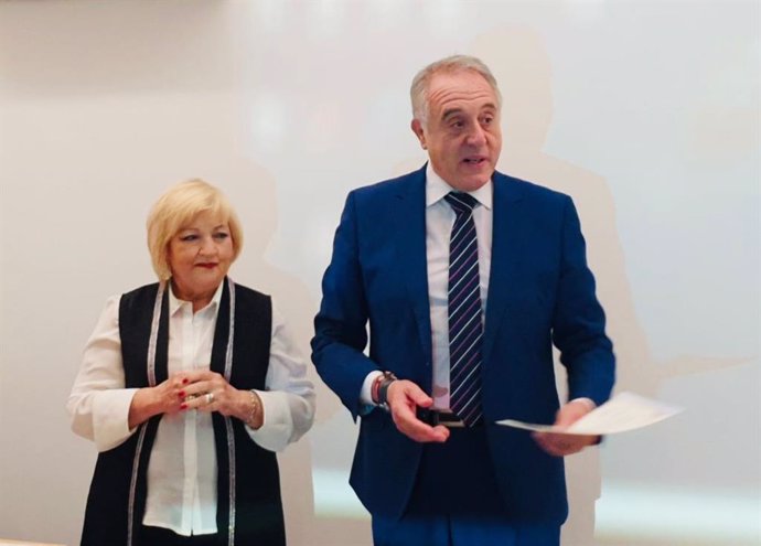 La decana del Colegio Profesional de Criminología de Madrid, Carmen Balfagón, entrega reconocimiento, en agradecimiento y cariño por su apoyo a la profesión, al director general de la Policía Municipal de Madrid, Pablo Enrique Rodríguez.