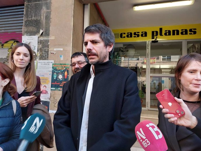 El ministro de Cultura, Ernest Urtasun, atiende a los medios de comunicación