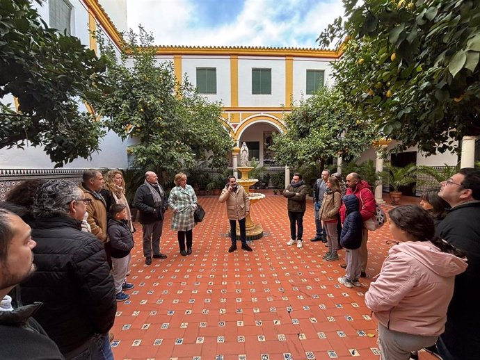 Visita de un grupo de personas al edificio.