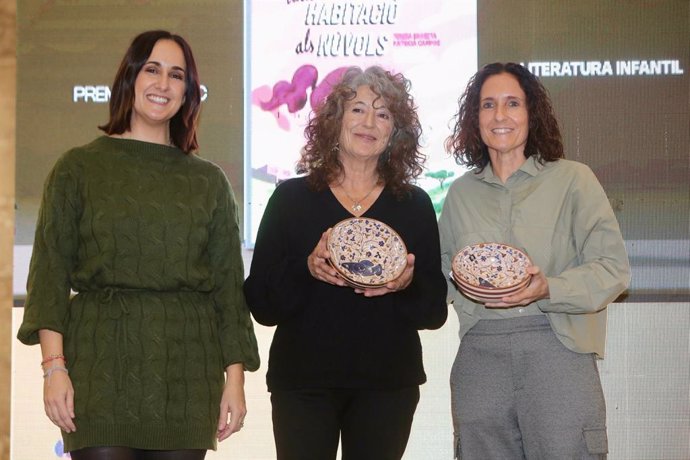 Las escritoras Teresa Broseta i Patricia Campos, galardonadas en los Premios Samaruc 2024 en la categoría de Literatura Infantil