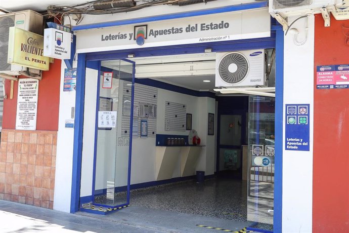 Archivo - Exterior de una Administración de Lotería en Manises