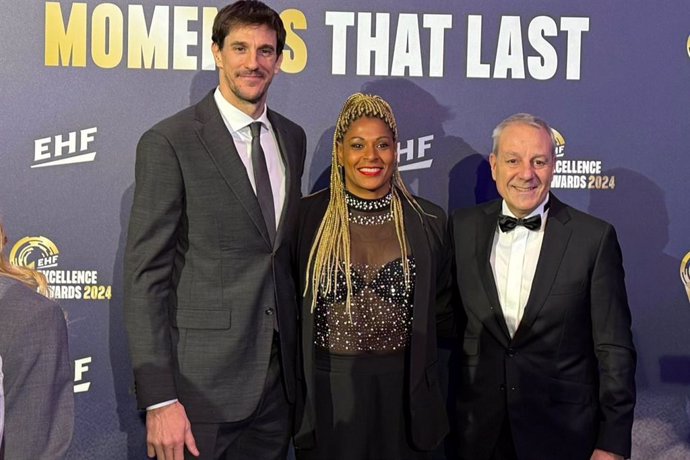 Viran Morros y Marta Mangué junto a Francisco V. Blázquez, presidente de la Real Federación Española de Balonmano.