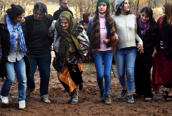 Archivo - Grupos de kurdos celebran en las montañas iraquíes de Qandil 