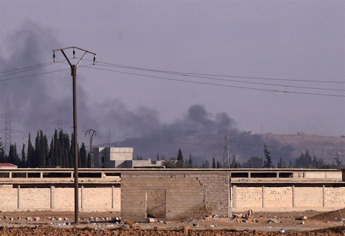 El humo se eleva tras un ataque aéreo israelí en el campo de Damasco, Siria