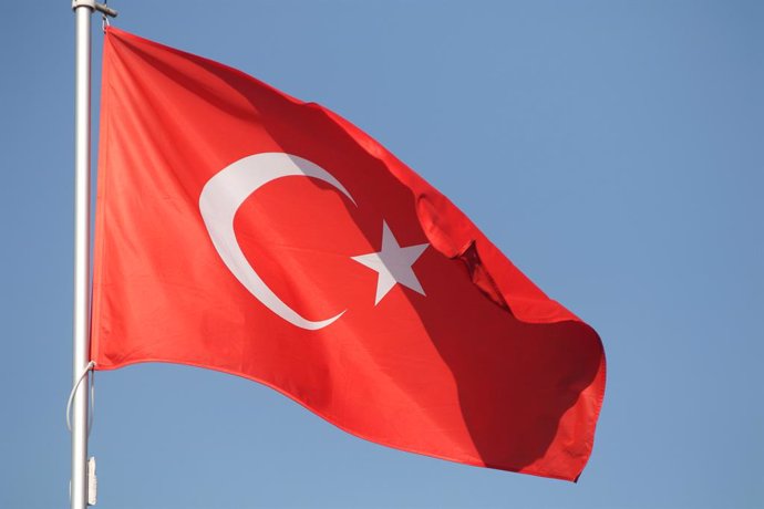 Archivo - September 25, 2024, Saint Petersburg, Russia: The national flag of the Republic of Turkey, fluttering in the wind on a flagpole in Saint Petersburg, Russia.