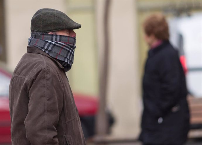 Archivo - Un hombre camina abrigado en un día de invierno. Imagen de archivo