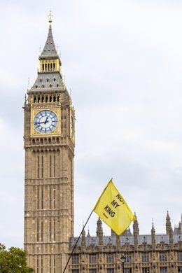 Archivo - October 30, 2024, London, Schiedam, United Kingdom: A flag reading ''Not My King'' is flown before Westminster Hall and the historic clock Big Ben. On October 30, 2024, the anti-monarchy advocacy group Republic UK protested in front of the UK Ho