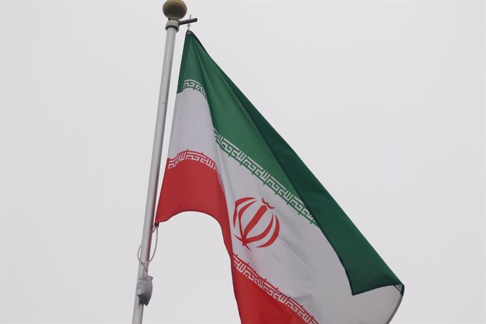 Archivo - October 10, 2024, Saint Petersburg, Russia: The national flag of the Islamic Republic of Iran, fluttering in the wind on a flagpole in Saint Petersburg, Russia.