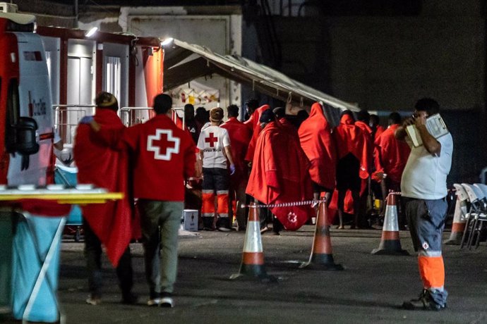 Archivo - Trabajadores de la Cruz Roja reciben a las 140 personas de un cayuco, que han sido rescatadas por una embarcación de Salvamento Marítimo, en el muelle de Arguineguín, a 23 de julio de 2024, en Gran Canaria, Canarias (España). Salvamento Marítimo