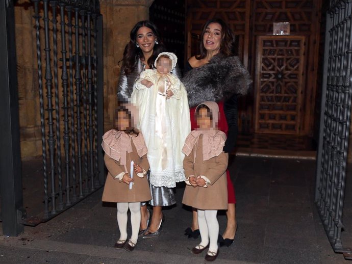 Alma Cortés y Bollo Raquel Bollo salen de la iglesia tras el bautizo de Miguel Lara Cortés, 14 de diciembre de 2024, en Sevilla (España).