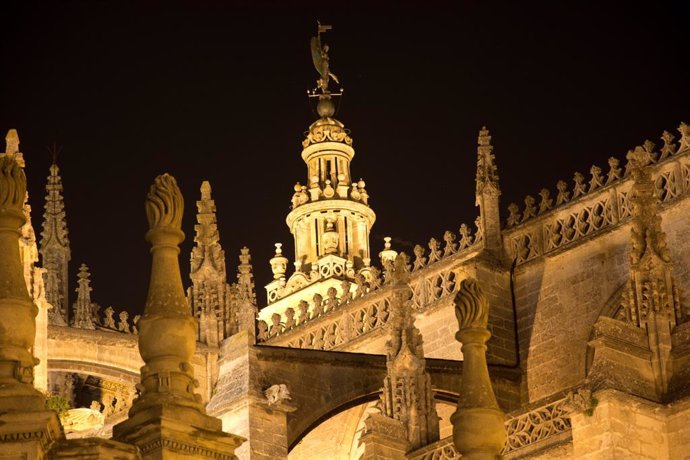 Archivo - Vista nocturna de la Giralda desde las cubiertas de la Catedral. (Imagen de archivo)