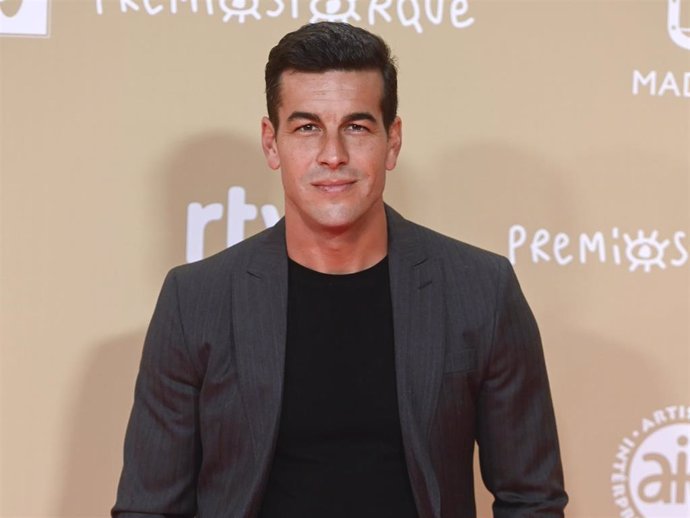 El actor Mario Casas posa en la alfombra roja de la 30 edición de los Premios José María Forqué, en el Palacio Municipal de IFEMA, a 14 de diciembre de 2024, en Madrid (España).