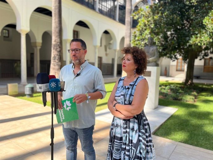 Archivo - Los diputados de Adelante Andalucía, José Ignacio García y Maribel Mora, en una imagen de julio en la presentación de su iniciativa para instalar un busto de Ana Orantes en el Parlamento andaluz, justo delante del de Blas Infante.