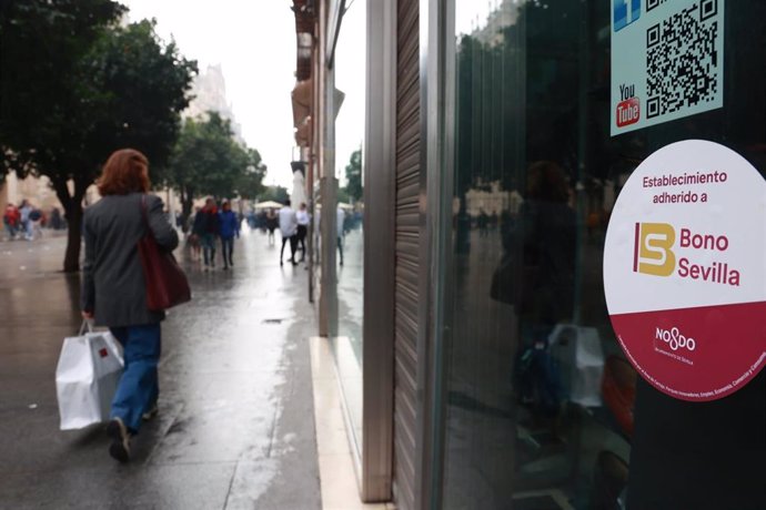 Archivo - Comercio adherido a la campaña Bono Sevilla.