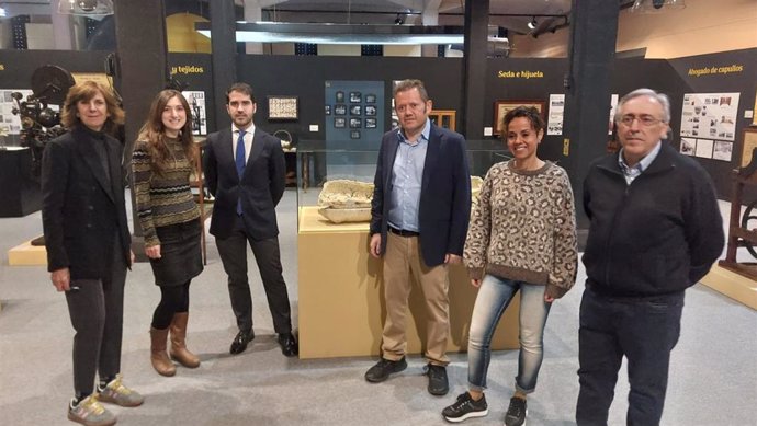 Imagen del gerente del IMIDA, José Manuel Conesa, en la exposición 'La seda en Murcia: entretejiendo historia y ciencia'