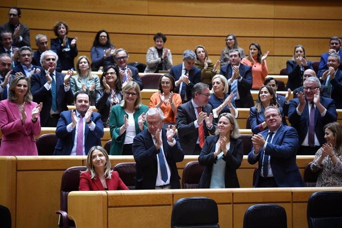 Los senadores del PP aplauden a la portavoz del PP en el Senado, Alicia García, durante una sesión de control al Gobierno en el Senado, a 3 de diciembre de 2024, en Madrid (España). El Gobierno ha respondido hoy a las preguntas de la oposición que se han 