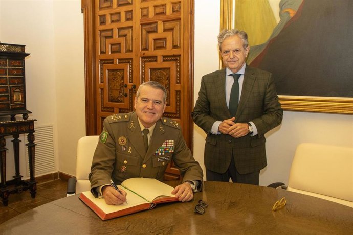 El presidente de la Diputación de Córdoba, Salvador Fuentes, y el teniente general Fernando Miguel García y García de las Hijas.