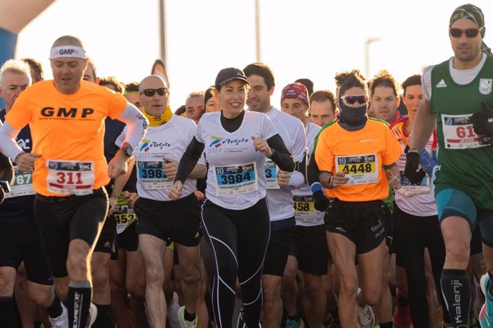 La alcaldesa de Zaragoza, Natalia Chueca, en el centro, en los primeros metros de la X Carrera de Empresas ESIC Zaragoza este domingo 15 de diciembre de 2024