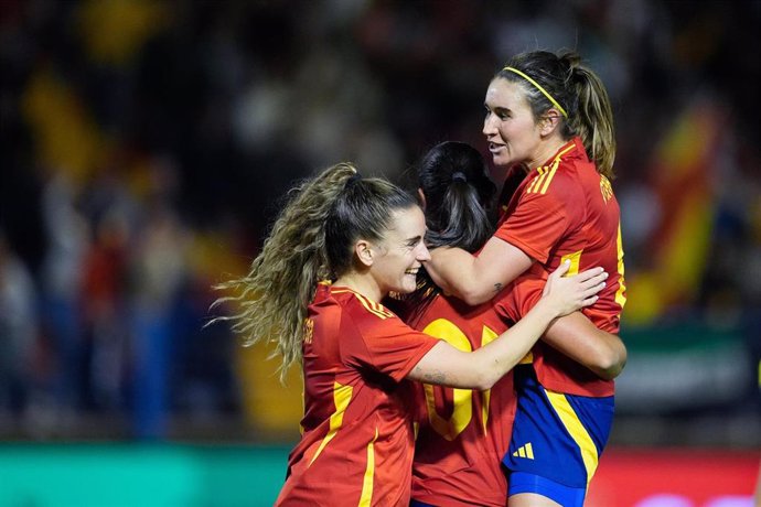 Archivo - Tere Abelleira, Cristina Martín-Prieto y Mariona Caldentey celebran un gol de la selección española