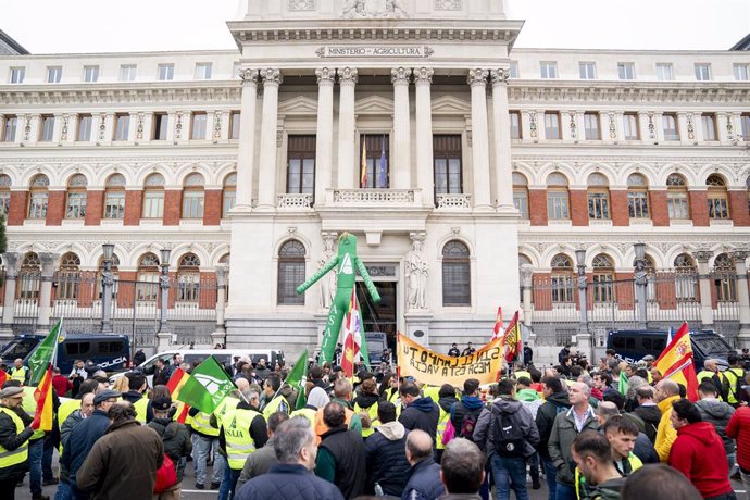 Archivo - Agricultores y ganaderos sujetan pancartas durante una protesta ante el Ministerio de Agricultura, a 15 de febrero de 2024, en Madrid (España). Agricultores y ganaderos han irrumpido hoy en la décima jornada de protestas para trasladar sus reivi