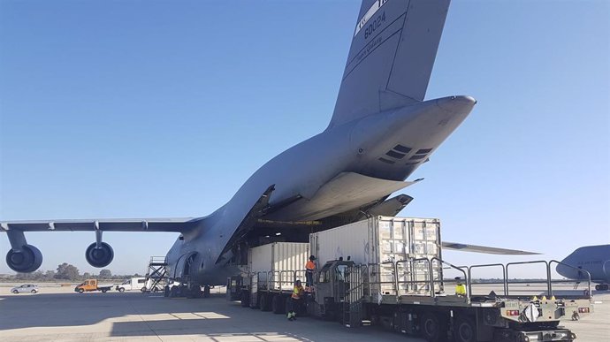 Archivo - Labores de carga en un avión en el aeropuerto de la Base Naval de Rota