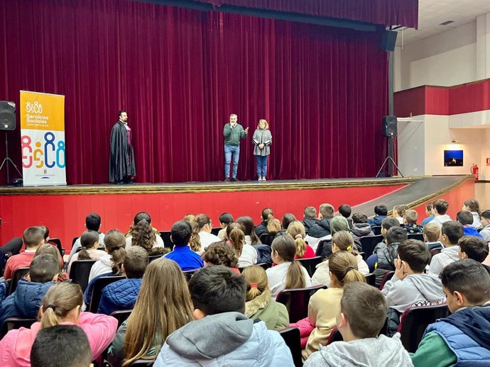 Más de mil escolares de 13 colegios se conciencian sobre la diversidad a través del teatro.