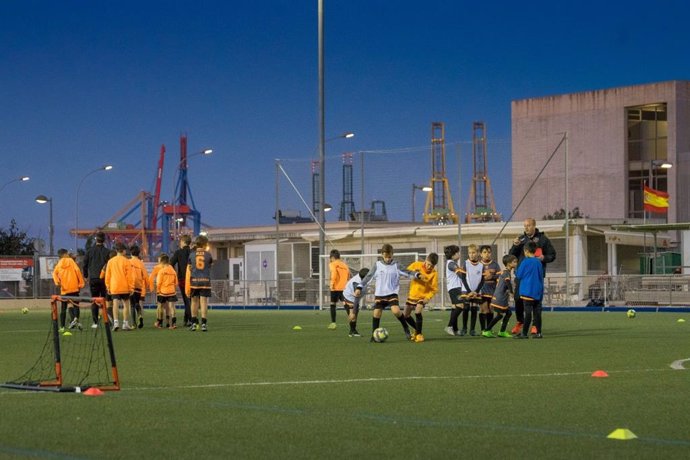 Niños en un campo de fútbol en València.