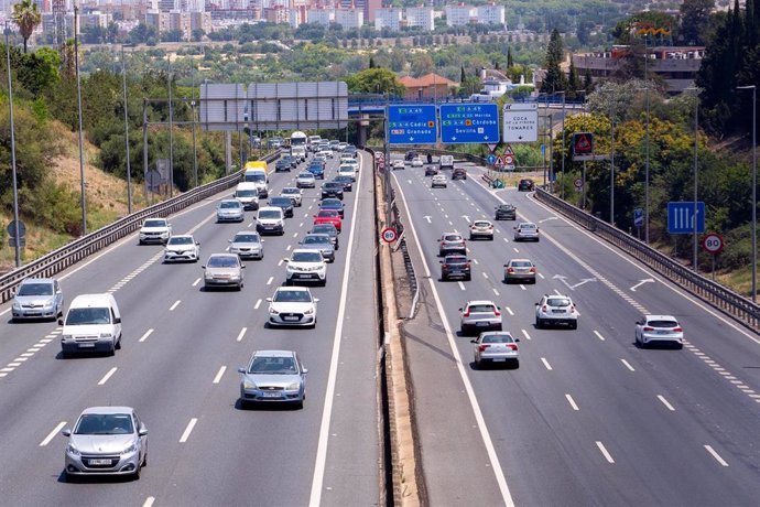 Archivo - Tráfico en carreteras de Andalucía