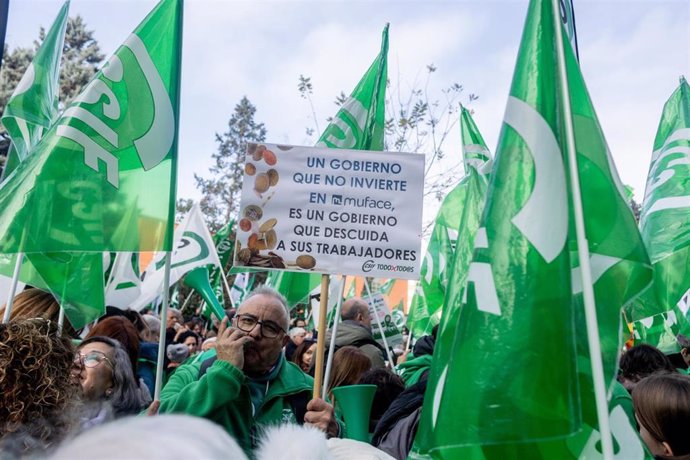 Decenas de personas durante una concentración, frente a la Dirección General de Muface de Madrid, a 14 de diciembre de 2024, en Madrid (España)