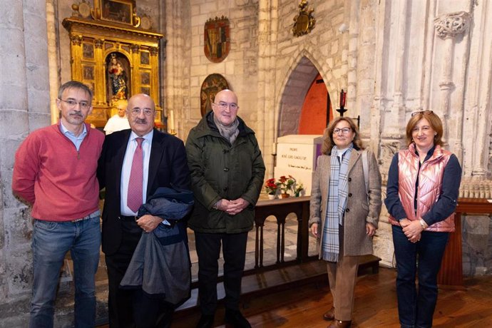 El alcalde de Valladolid, Jesús Julio Carnero, en la conmemoración del doce aniversario de la muerte del Padre Gago, con la familia