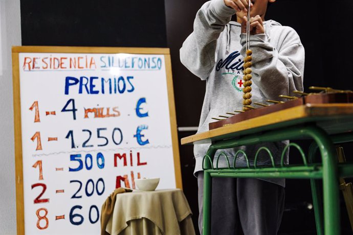 Un niño ensaya el Sorteo Extraordinario de la Lotería de Navidad, en el colegio de San Ildefonso, a 11 de diciembre de 2024, en Madrid (España). Los niños de San Ildefonso son muy populares en España dado que llevan más de dos siglos cantando los números 