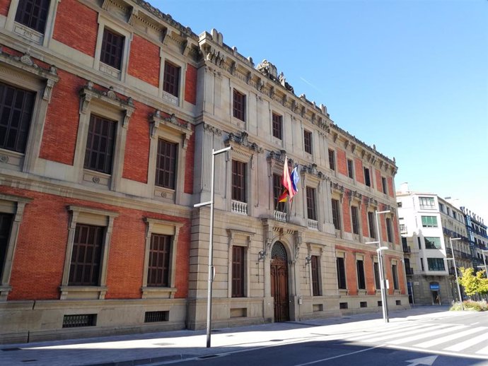 Archivo - Fachada del Parlamento de Navarra.