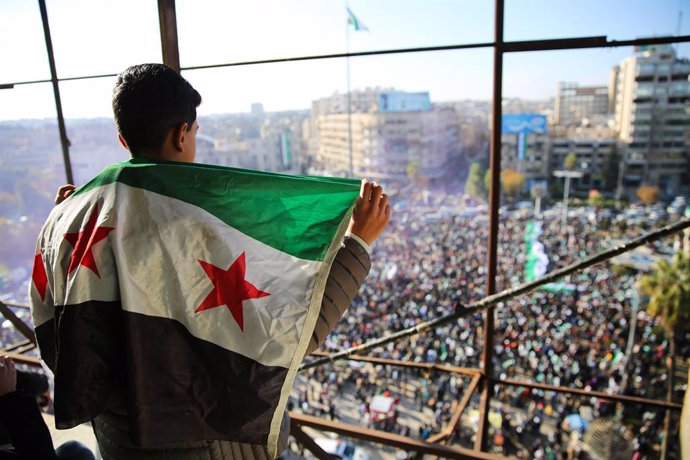 Manifestació a la ciutat d'Alep, a Síria, per celebrar la caiguda del règim de Bashar al-Assad