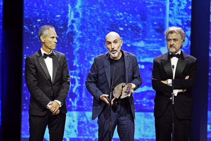 El director de cine David Baute (c) interviene tras recibir el Forqué al mejor largometraje de animación por su obra 'Mariposas negras'', durante la gala de la 30 edición de los Premios José María Forqué, en el Palacio Municipal de IFEMA, a 14 de diciembr