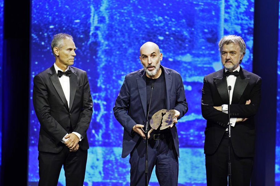 El director de cine David Baute (c) interviene tras recibir el Forqué al mejor largometraje de animación por su obra 'Mariposas negras'', durante la gala de la 30 edición de los Premios José María Forqué, en el Palacio Municipal de IFEMA, a 14 de diciem