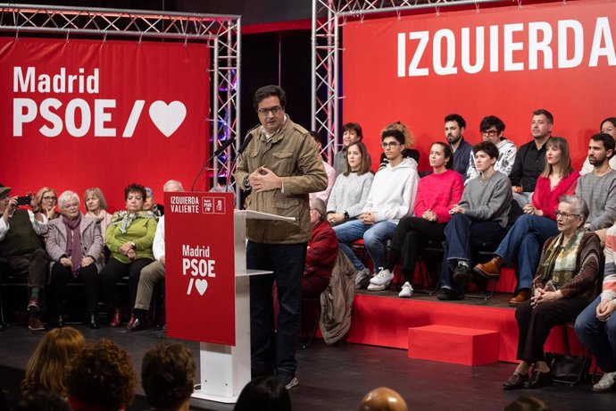 El secretario general del PSOE de Madrid, Óscar Lopez, interviene durante un acto del PSOE con vecinos y militantes, en el Centro Cívico Los Pinos, a 15 de diciembre de 2024, en Alcorcón, Madrid (España).