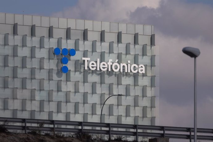 Archivo - Façana de la seu de Telefónica, a Madrid (Espanya)