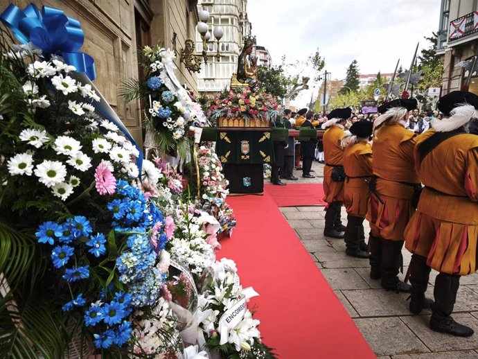 Logroño rinde homenaje a la Virgen de la Esperanza con una multitudinaria ofrenda floral en la calle