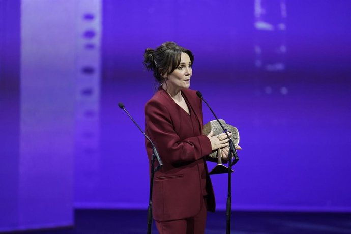 La actriz Nagore Aramburu recibe el Forqué a la mejor actriz de serie por su trabajo en "Querer" durante la gala de la 30 edición de los Premios José María Forqué, en el Palacio Municipal de IFEMA, a 14 de diciembre de 2024, en Madrid (España). Los Prem