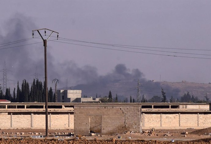 El fum s'eleva després d'un atac aeri israelià al camp de Damasc, Síria