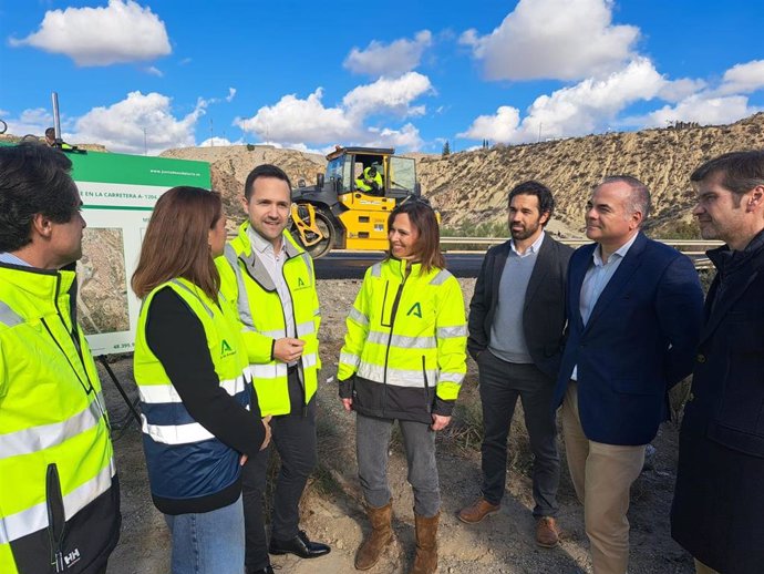 Visita de la consejera de Fomento, Articulación del Territorio y Vivienda, Rocío Díaz, a obras en la carretera A-1204.